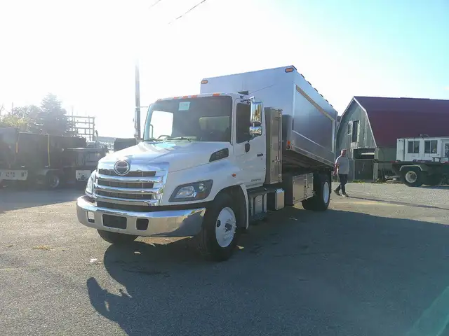 2019 Hino 338 in Heavy Trucks in Hamilton - Image 7