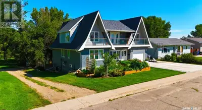 THE SELLERS ARE ACCEPTING BACK UP OFFERS! If I were searching for a move-in ready, grand residence w...