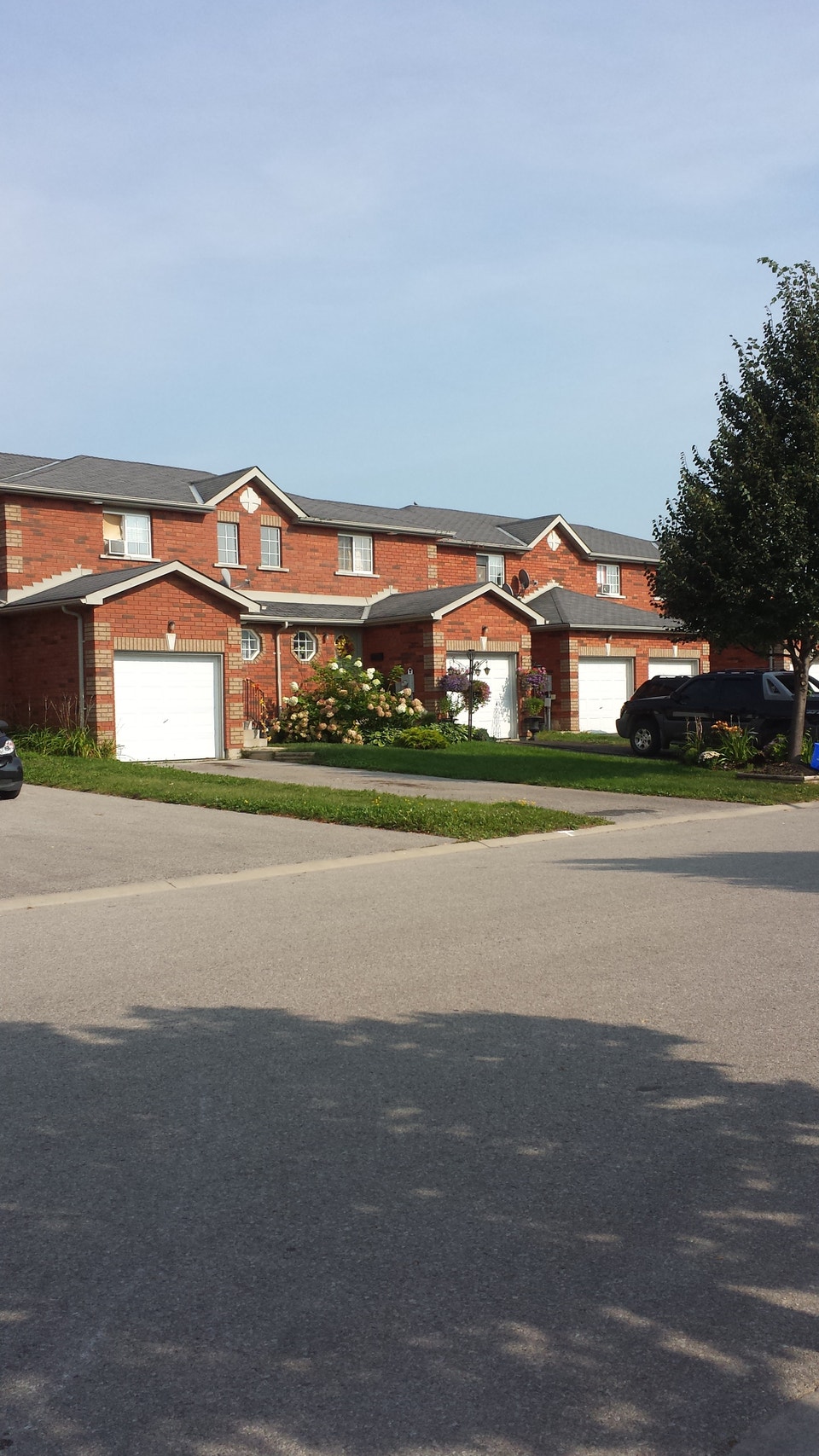 3 BEDROOM BARRIE T/H--FLEXIBLE MOVE IN--NEWLY RENOVATED-- $2,395 2