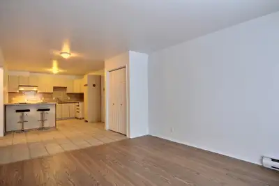 TRES GRAND 4 1/2 à Québec - Un de disponible au 5335 rue de CAEN entre le 7 juin ou le 15 JUIN 2026...