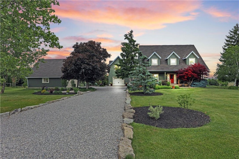 STUNNING WATERFRONT PROPERTY W/OASIS YARD 3+1 BED, 4 BATH Houses