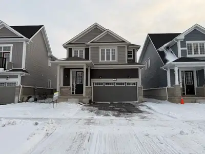 Availability: Immediately Fully detached 3 bedrooms, 2.5 bathrooms in the town of Bath Close proximi...