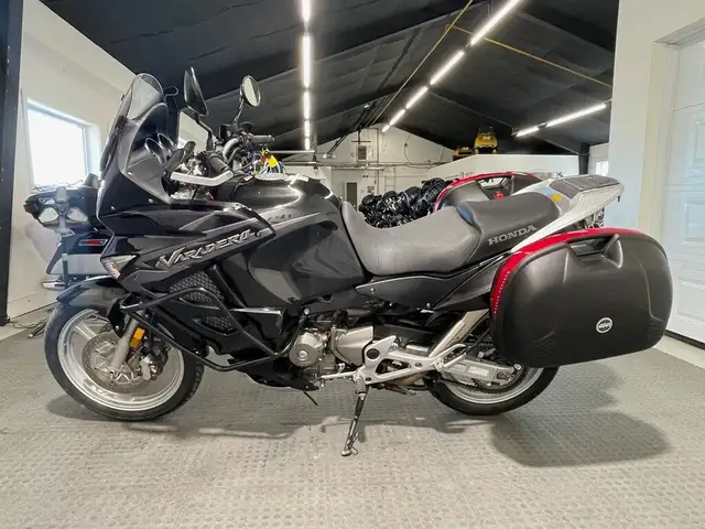 2008 Honda Varadero CLEAN BIKE/CERTIFIED/GIVI SADDLEBAGS/FINANCE in Sport Touring in North Bay - Image 4