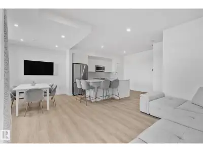 MINT CONDITION, AMAZING LOCATION, QUARTZ COUNTER TOPS, STAINLESS STEEL APPLIANCES, ATTACHED SINGLE C...