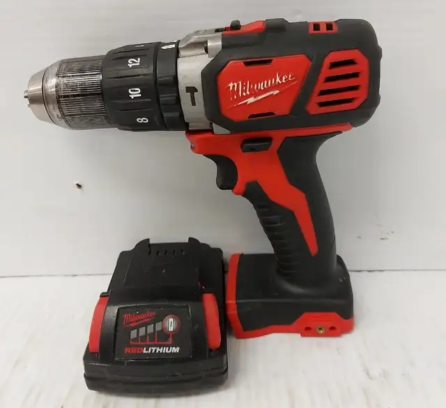 (92074-2) Milwaukee 1/2 Hammer Drill in Power Tools in Calgary - Image 2