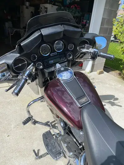 2007 Electra Glide Classic two tone black cheery paint , in very good condition , see pics , all mai...