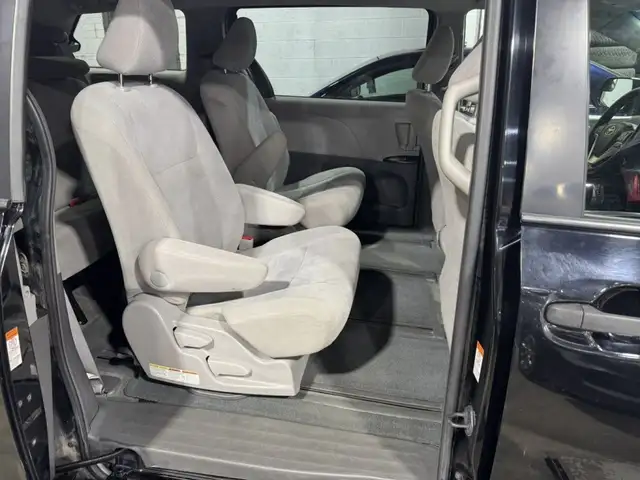 2015 Toyota Sienna LE in Cars & Trucks in City of Montréal - Image 17