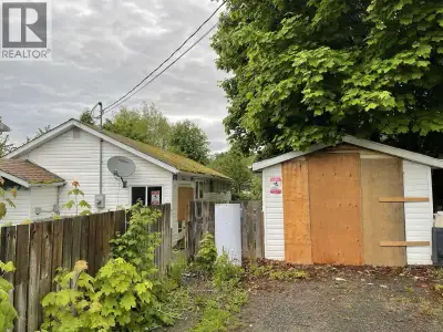 Great little starter home in the horseshoe, walking distance to downtown, recreation facilities, and...