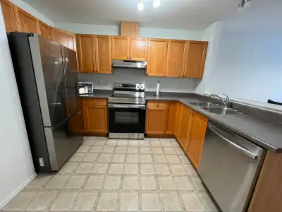 Perfect turnkey crew accommodation in the quiet, convenient Lakeland neighborhood. This fully furnis...