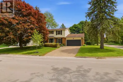Welcome to 196 Wychwood Park, a fully renovated Wasko-built home in Sherwood Forest, one of North Lo...