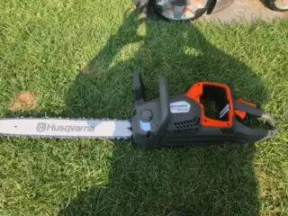 Husqvarna Power Axe 350i Battery Chainsaw Put the power in your hands with the Husqvarna Power Axe 3...