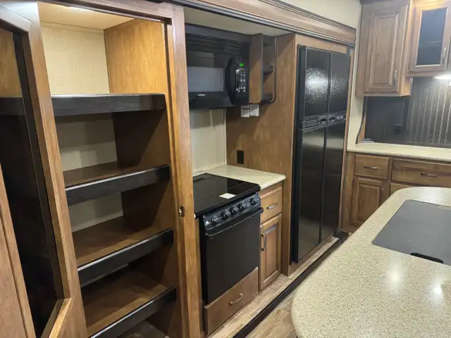2017 Grand Design REFLECTION 337 RLS in Travel Trailers & Campers in St. Albert - Image 16