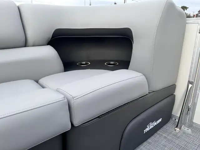 2026 Sun Tracker Party Barge 20 DLX pontoon boat in Powerboats & Motorboats in Prince Albert - Image 31