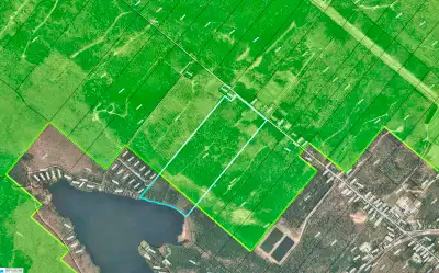 ***** English follows below ******** Nantes – Superbe terre de 97 acres zonée blanc et vert, bordée...