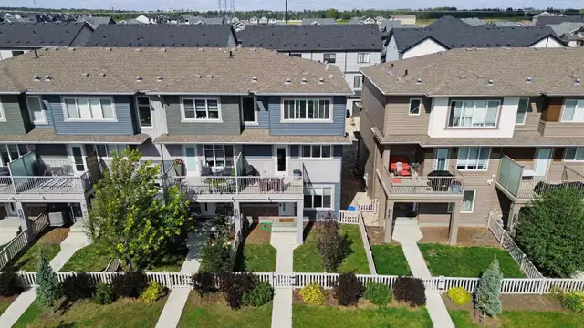 Fee-Free Uplands Townhome 3 Bed + Double Garage