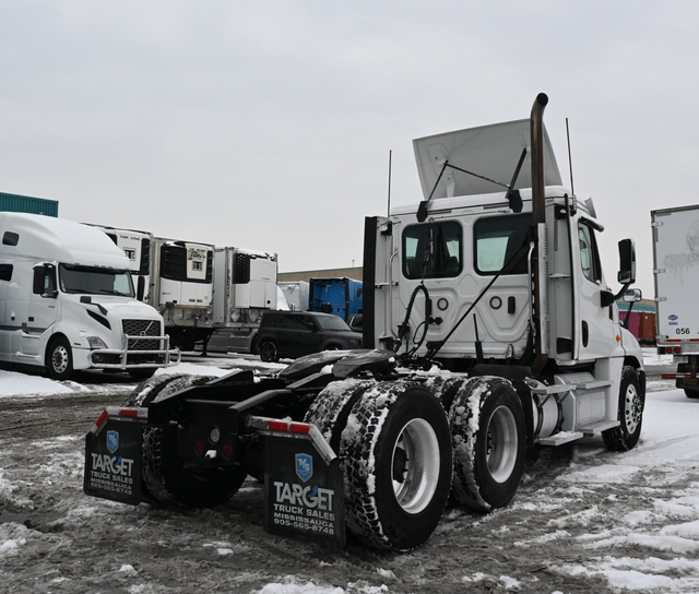 2019 FREIGHTLINER Daycab 782K Kilometers Driven in Heavy Trucks in Mississauga / Peel Region - Image 5