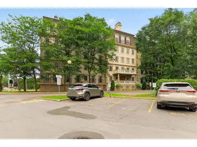 Condo de 2 chambres à louer au 4e étage. Impeccable appartement exécutif semi-meublé (électroménager...