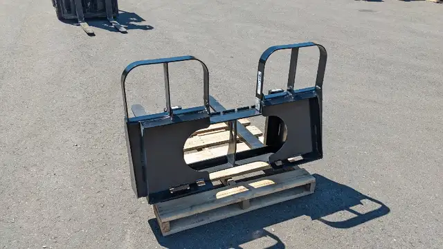 Skid Steer Pallet Forks - HLA Attachments 4,200 Pound Capacity in Other in Prince George - Image 4