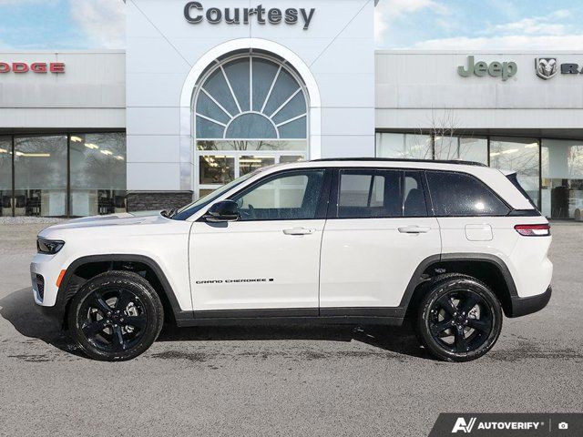2025 Jeep Grand Cherokee Altitude in Cars & Trucks in Calgary - Image 2