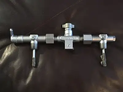 Valve (Manifold) pour bouteilles de plongée US Divers Co. # 2598248 Valeur de 325$ 200.00$