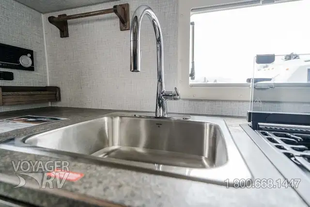 2027 Northern Lite 10.2EX Dry Bath Limited Edition in Travel Trailers & Campers in Kelowna - Image 10