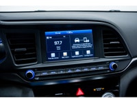 La Hyundai Elantra 2020 se distingue dans le segment des berlines compactes grâce à son design sophi... (image 2)