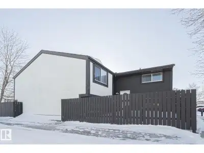 This END UNIT BI-LEVEL TOWNHOUSE is located in the complex of YORK MILLS in the family-oriented comm...