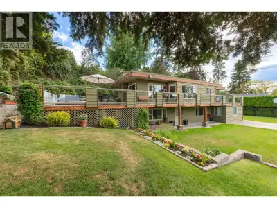 Welcome to 391 Braeloch Road, a beautifully situated family home in a quiet and private neighbourhoo...