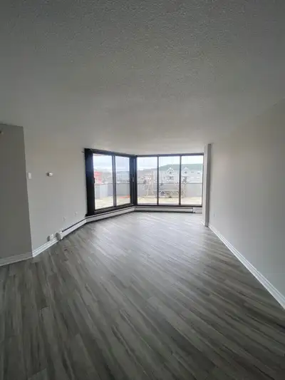 WELCOME TO THE SEACOAST TOWER - ONE BEDROOM APARTMENT AVAILABLE 22-24 DUNDAS STREET - SEACOAST TOWER...