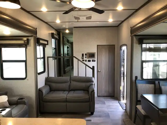 2020 Crossroads Cameo CE3801RK in Travel Trailers & Campers in St. Albert - Image 17