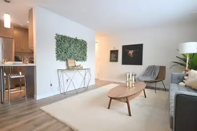Spacious 1-bedroom with river view and GYM!