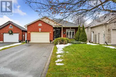 Situated just steps to Lake Ontario in a quiet, family-friendly neighbourhood, this meticulously mai...