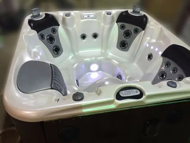 Used Hot Tubs that work perfectly. dans Spas et piscines  à St. Catharines - Image 2