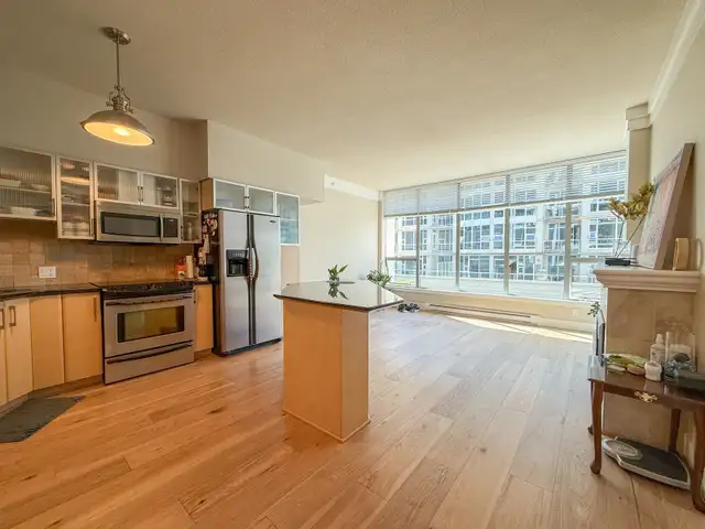 Beautiful Large 1 Bed + Den in Quality Steel & Concrete Building