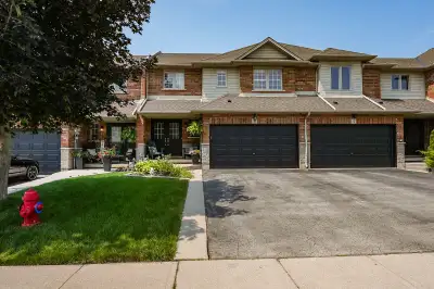 FOR SALE - STYLISH LIVING IN THE HEART OF BINBROOK ... This beautifully maintained freehold 2-storey...