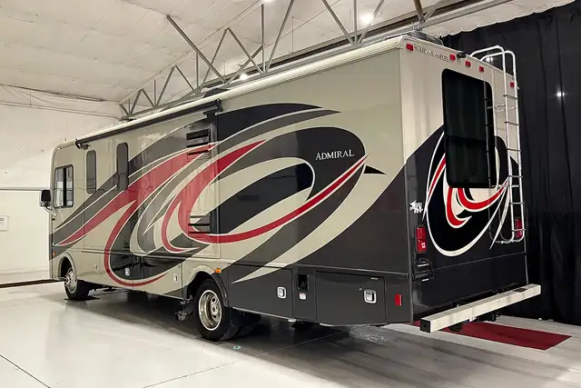 2018 Holiday Rambler Admiral 30U – Pre-Owned Class A Motorhome.  in RVs & Motorhomes in Red Deer - Image 6