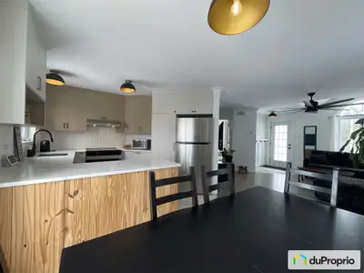 Découvrez un espace de vie exceptionnel alliant confort moderne et cadre naturel idyllique. Ce bunga...