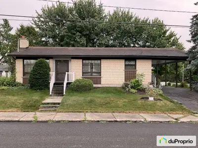Découvrez cette chaleureuse propriété construite en 1967, située dans un quartier résidentiel calme...