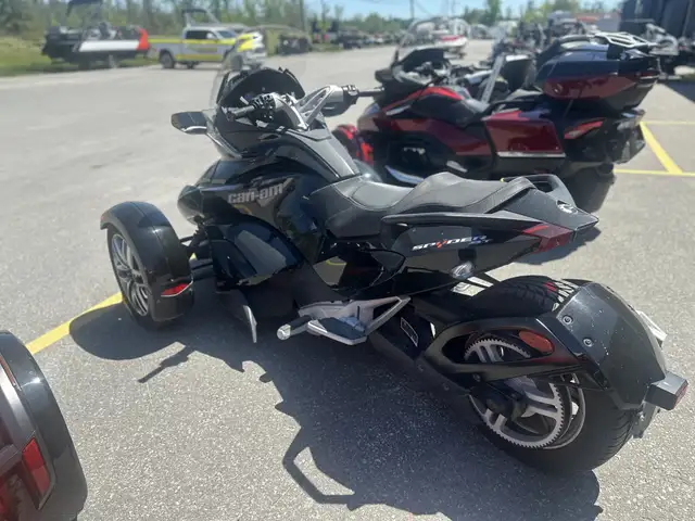 2015 Can-Am SPYDER ST in Street, Cruisers & Choppers in Kawartha Lakes - Image 5