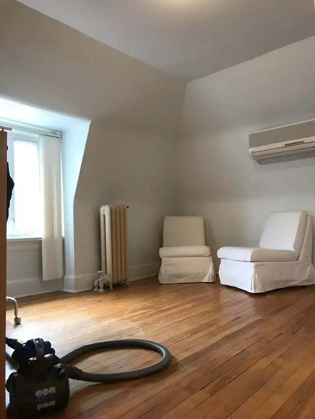 Very nice 2-bedroom unit with private balcony-Available May 1st!