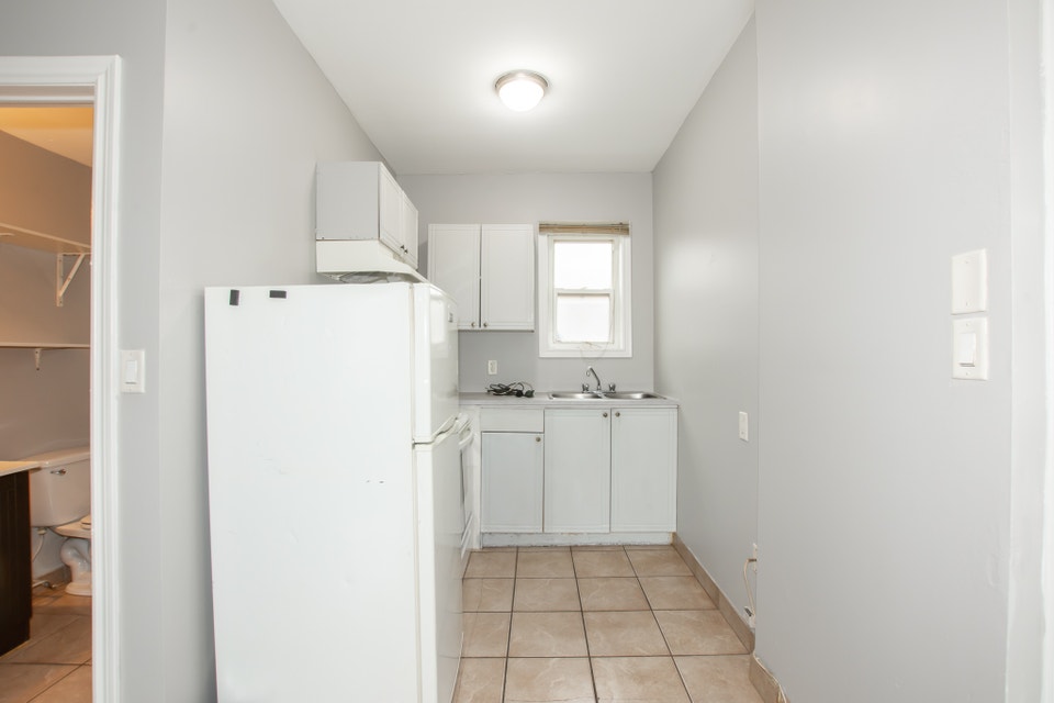 241 Gibson Ave, Hamilton (4) - Bachelor Apartment 5