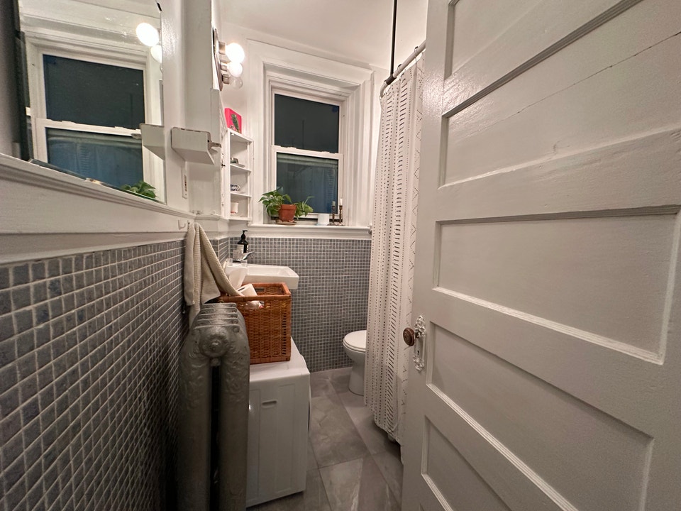 Beaconsfield Village Queen & Dovercourt Main Floor 3 Bedrm  Apt 4