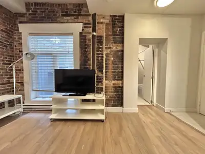 Studio avec un beau cachet entièrement meublé situé dans un superbe projet locatif situé sur la rue...
