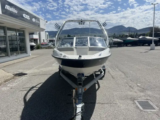 2012 Bayliner 185 in Powerboats & Motorboats in Saskatoon - Image 4