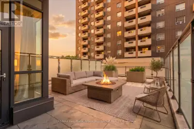 DOWNTOWN CONDO FOR LEASE WITH NEARLY 650 SQ. FT. OF PRIVATE TERRACE SPACE, BAY VIEWS, IN-SUITE LAUND...