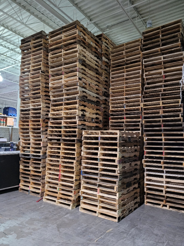 Mountains of good pallets for sale dry♻ 48x40 wood or plastic in Other in Mississauga / Peel Region