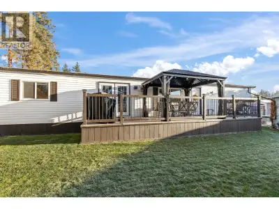 A well maintained 2 bedroom, 2 bathroom home in Park Lake Estates. Nicely renovated including window...