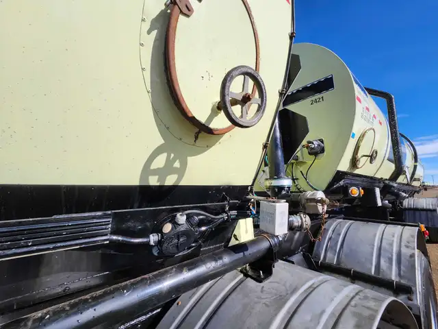 2004 Advance 51,400 L Super B-Train Insulated 406 Tank Trailer in Heavy Equipment in Delta/Surrey/Langley - Image 23