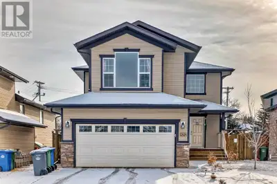 Welcome to this stunning two-story home nestled in a quiet cul-de-sac in Innisfail, AB. This spaciou...