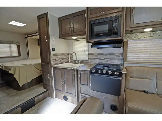 2020 Coachmen Freelander 26DS 1 extension Classe C 27 pieds in RVs & Motorhomes in Laval / North Shore - Image 8